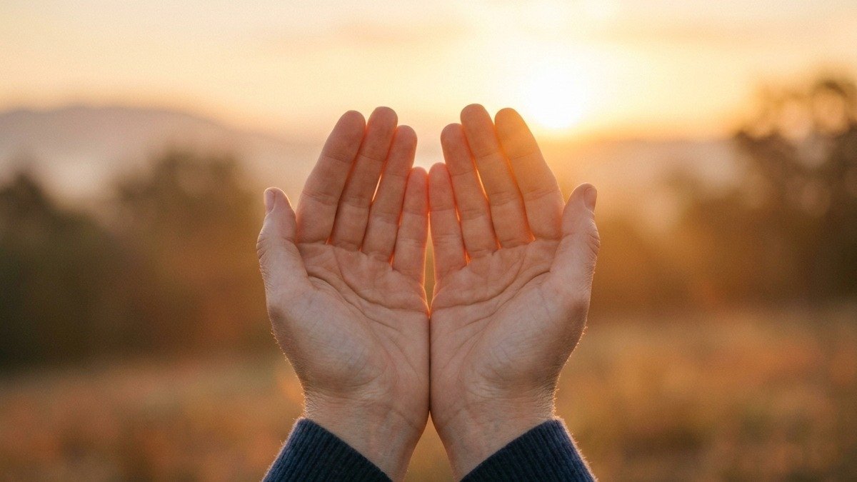 Mãos abertas em oração ao nascer do sol, simbolizando restauração e confiança em Deus