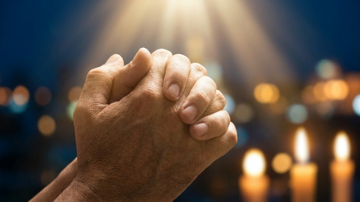 Maos unidas em oracao sob luz dourada simbolizando confianca nas promessas de protecao de Deus