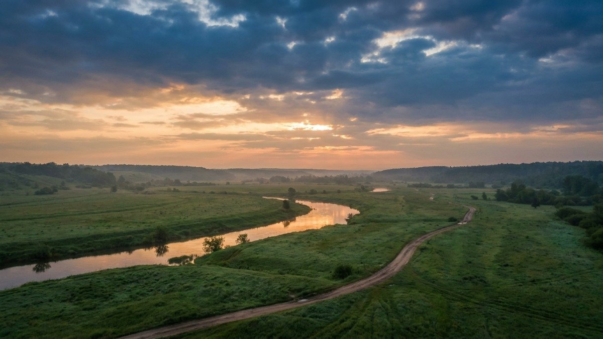 Paisagem tranquila ao amanhecer apos a tempestade simbolizando a paz e esperanca da protecao divina