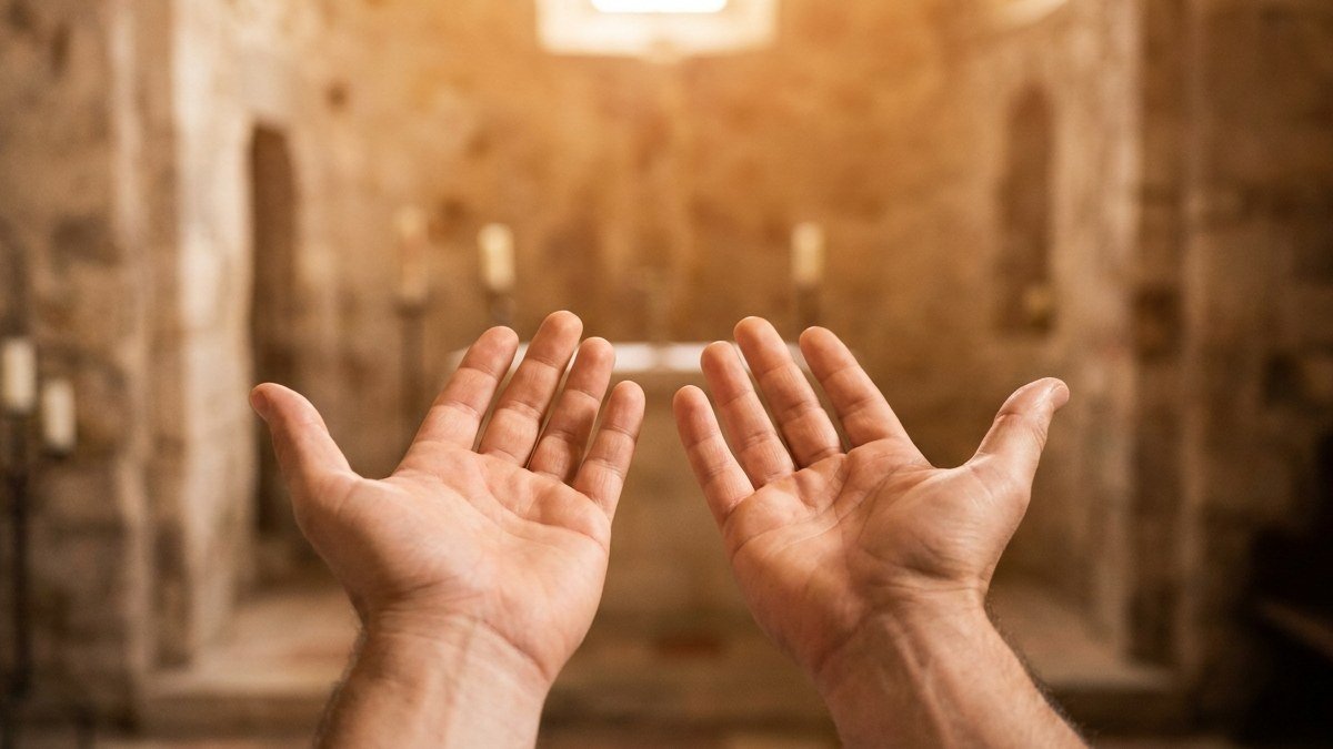 Mãos abertas em gesto de entrega e rendição, representando como a fé vence a ansiedade ao confiar em Deus
