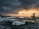 Mar tempestuoso com ondas enormes e céu dramático, representando a fuga de Jonas e o navio no livro de Jonas